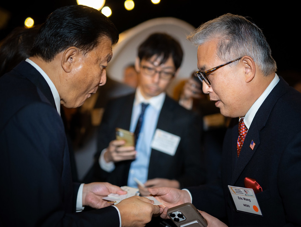 副总裁Eric Wang代表尊龙凯时人生就是搏接待了日本経済再生担任大臣